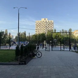 Баскетбольная площадка в сквере Фадеева