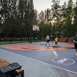 Баскетбольная площадка в сквере Фадеева