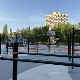 Баскетбольная площадка в сквере Фадеева